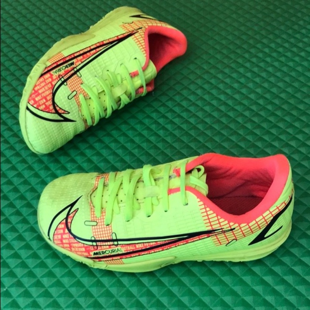NIKE Unisex Kids Vapor 14 Academy IC Indoor - Volt / Crimson Cleats | 12